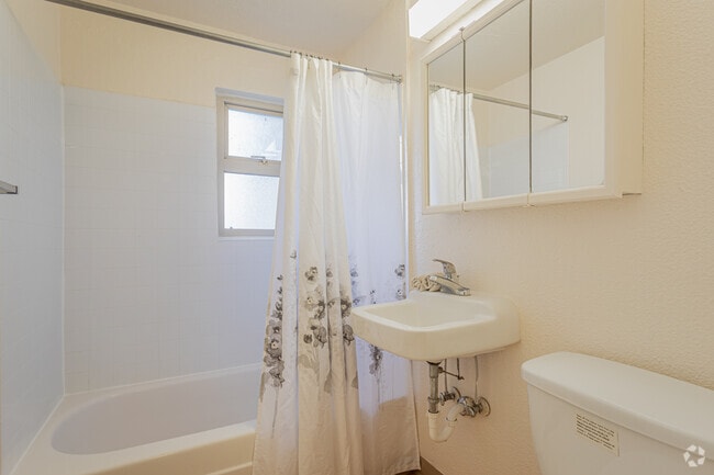 1BR, 1BA - 661SF