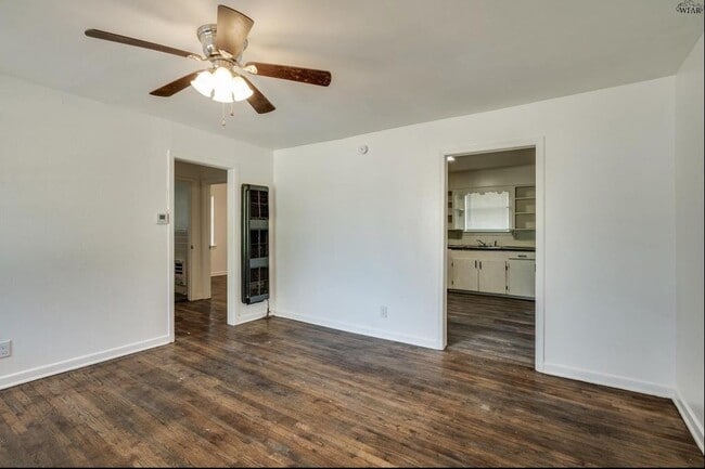 Photo - 604 E 1st St