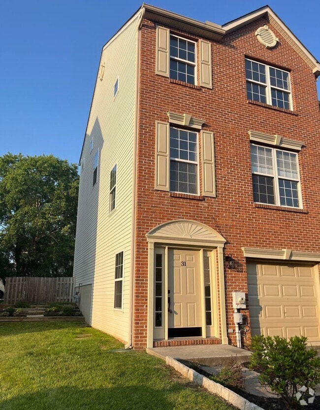 Building Photo - **Charming 2 Bedroom Townhouse in Brennan ...