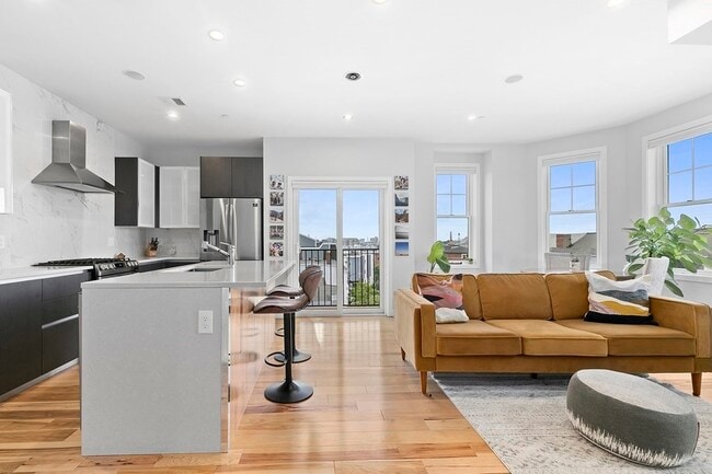 Building Photo - 39 Lexington St Unit 7