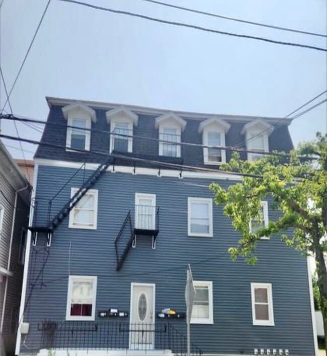 Building Photo - 81 Putnam St