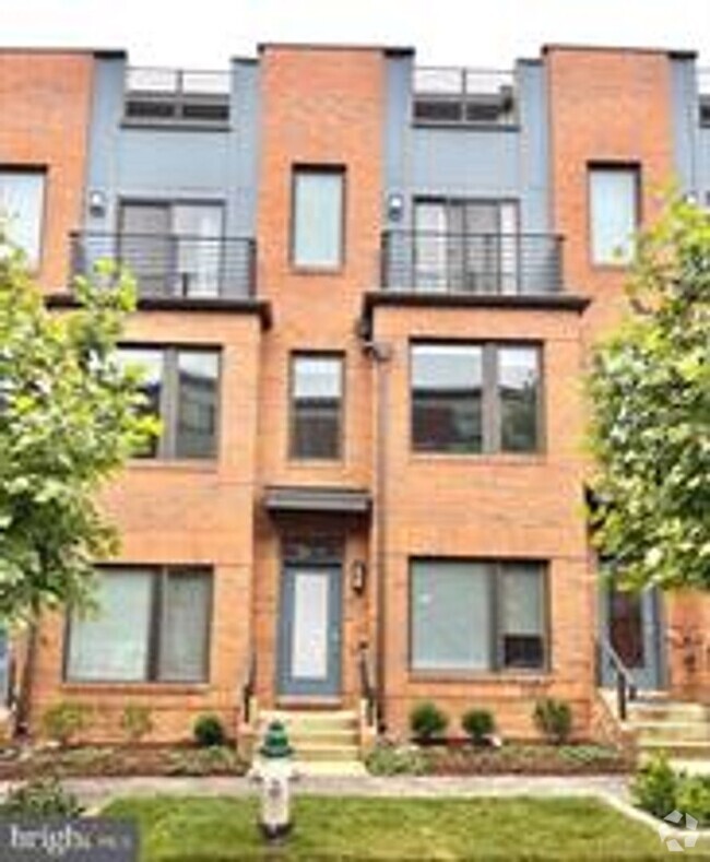 Building Photo - BEAUTIFUL TOWNHOME AT SHADY GROVE METRO