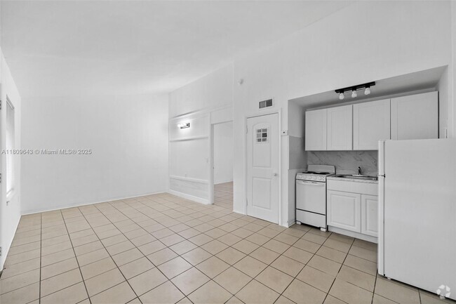 Building Photo - 840 SW 7th St Unit 842 Rental