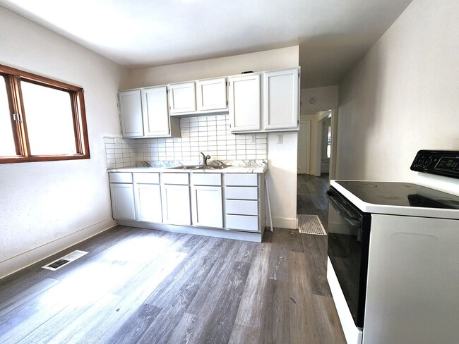 Photo - 5 bedroom single family - Available now!