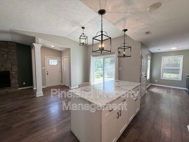 Photo - 890 Bridgette St