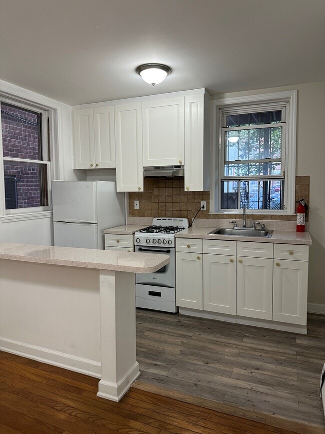 Building Photo - 3121 Corlear Ave Unit 2 Rental