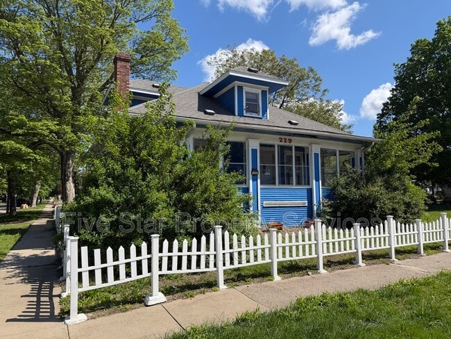 Photo - 229 W Allen St