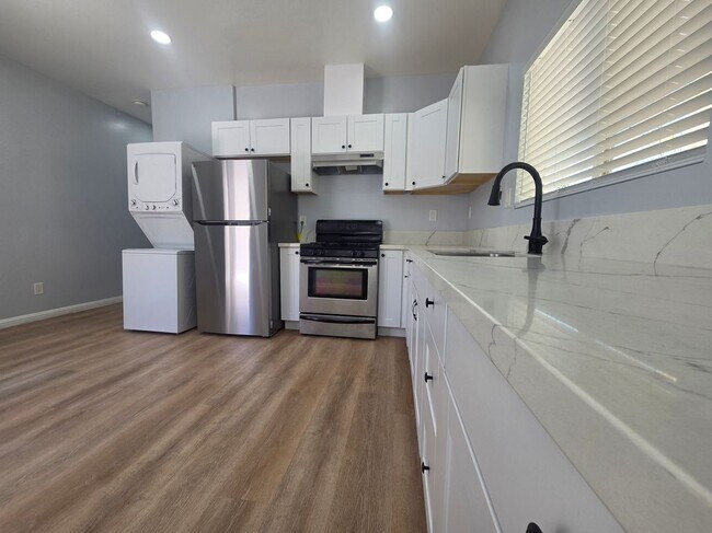 1715 W 64th St Unidad a