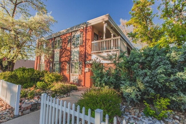 Building Photo - Cozy 2 bed, 1 bath in Central Boulder. Unit 2401 Walnut Street,  4