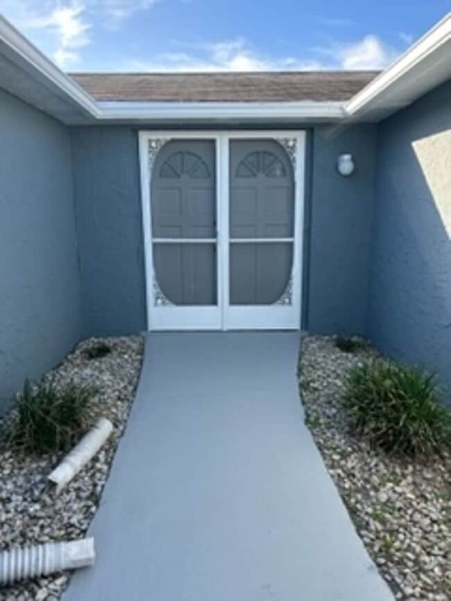 Photo - Beautiful 3 bedroom, 2 bath pool home in a...