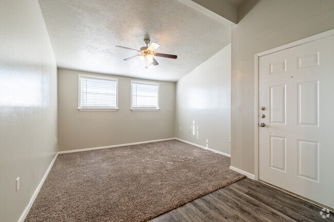 1BR, 1BA - 620SF - Living Room - Emory on Grand