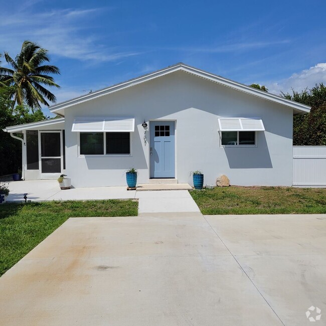 Building Photo - 2 Bedroom Duplex in Naples Park - Annual R... Rental