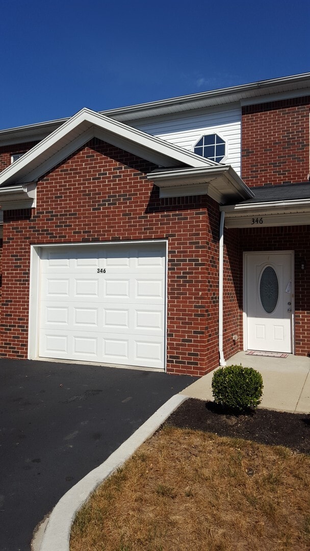 Building Photo - Beautiful 2 Bedroom Condo off of Shelbyvil...