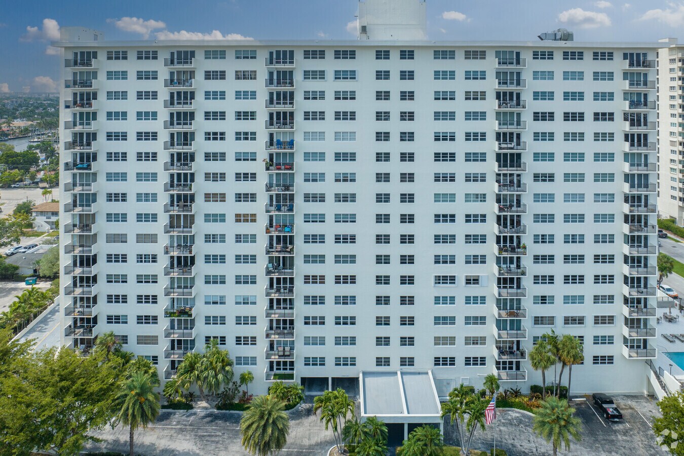 Entrada - Essex Tower