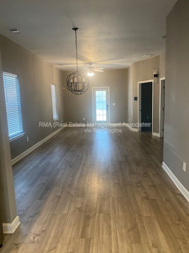 Photo - 609 N Hill St