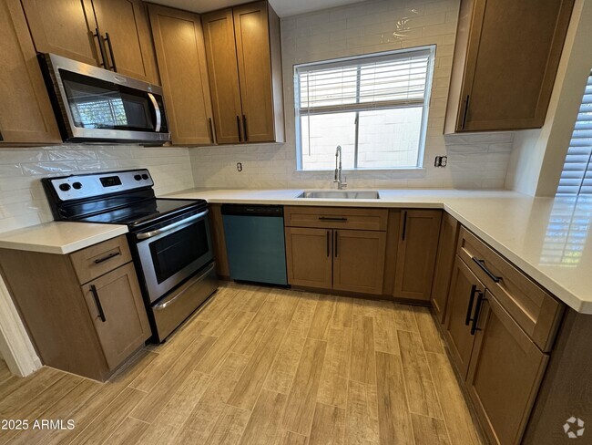Building Photo - 945 N Sinova Rental