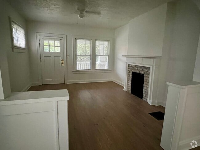 Living room - 897 Thomas Rd Rental