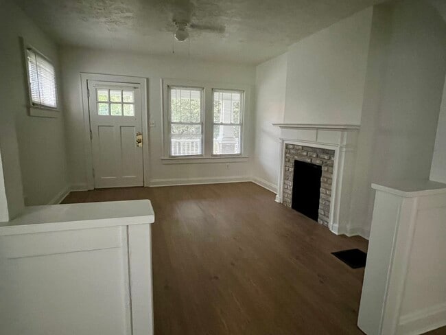 Living room - 897 Thomas Rd Rental