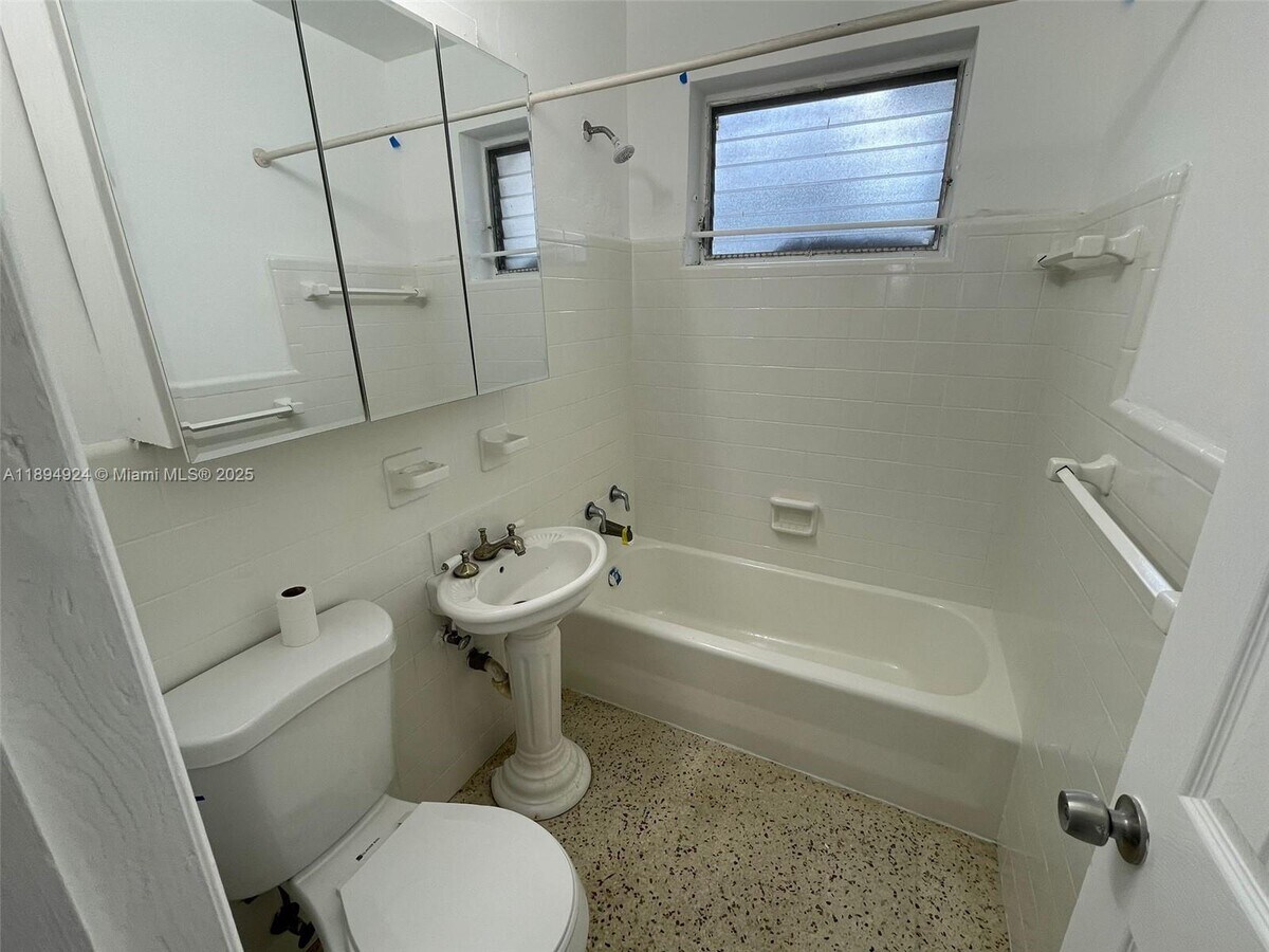 Photo - 527 SW 10th St Unidad 4