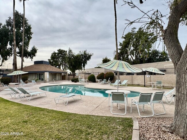 Photo - 2450 E 5th St