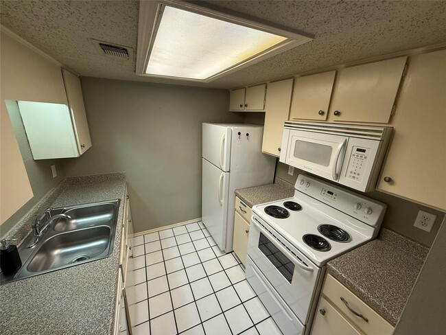 Photo - 2401 Leon St Unit 209