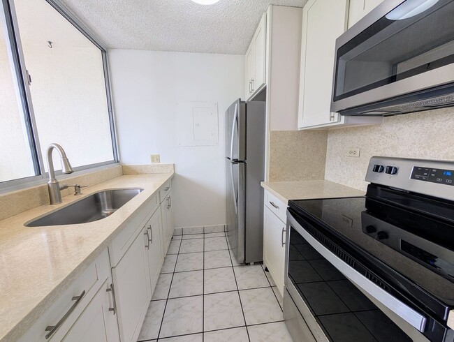 Photo - Large studio in the heart of Waikiki with assigned parking Unidad 1812