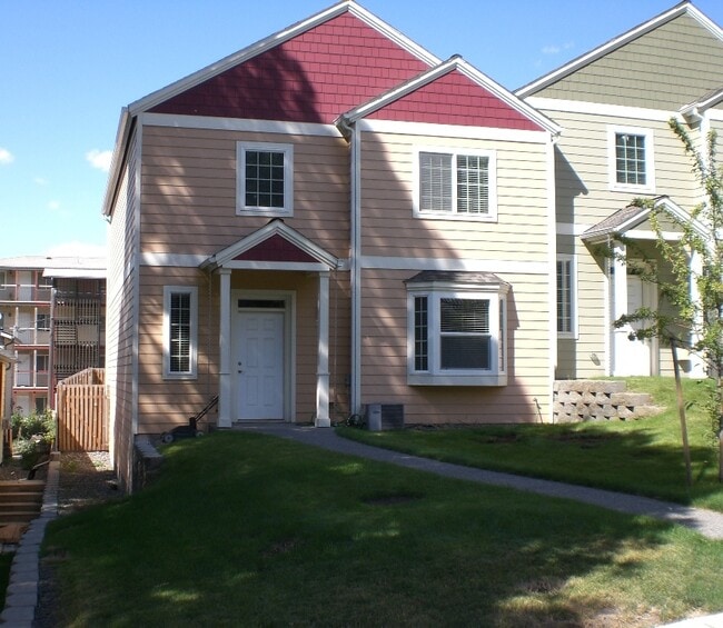 Building Photo - 4 Bd/3 Ba Townhouse on Pioneer Hill!