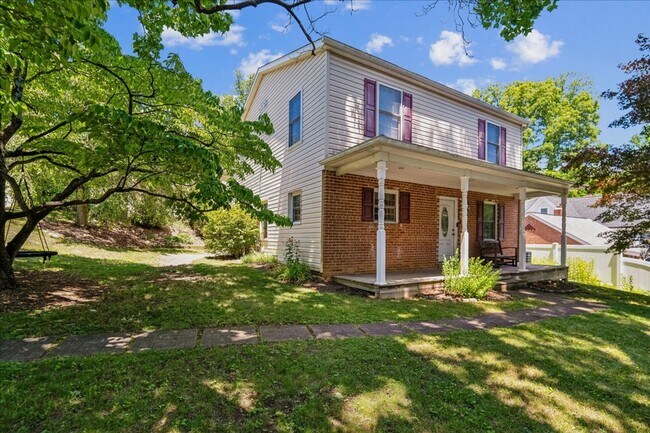 Photo - Cozy 3BE/2.5BA Colonial in Takoma Park with screened porch!