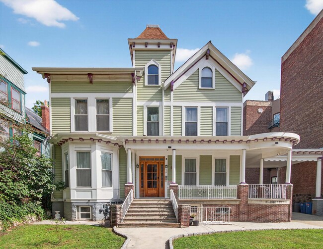 Building Photo - 70 Sherman Pl Unit 2