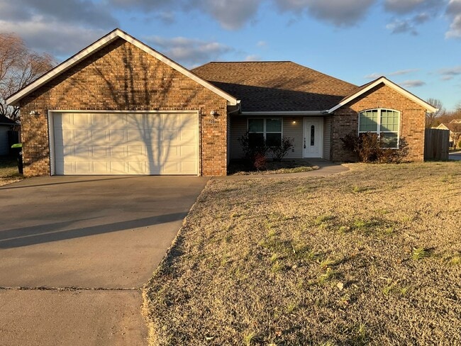 Building Photo - Large 3 Bedroom 2 Bathroom Home W/ Fenced Yard in WEBB CITY MO!!!