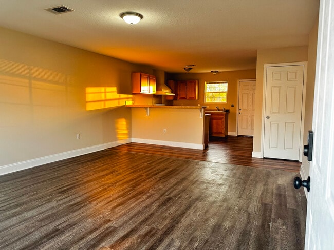 Vista de la sala de estar a la cocina - 123 Meadows Ln