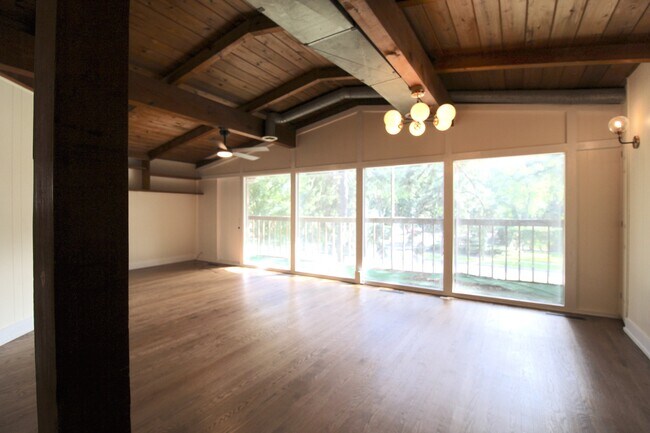 956 Deerfield Rd