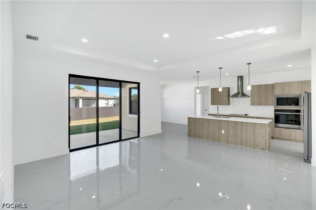 Photo - 1142 Edelweiss St E