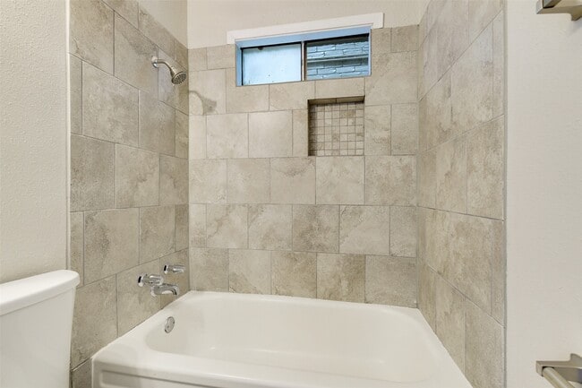 Building Photo - 1512 Broadmoor Dr Unit B