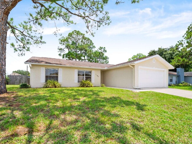 Building Photo - Well-maintained 3-bedroom, 2-bath, large back yard!
