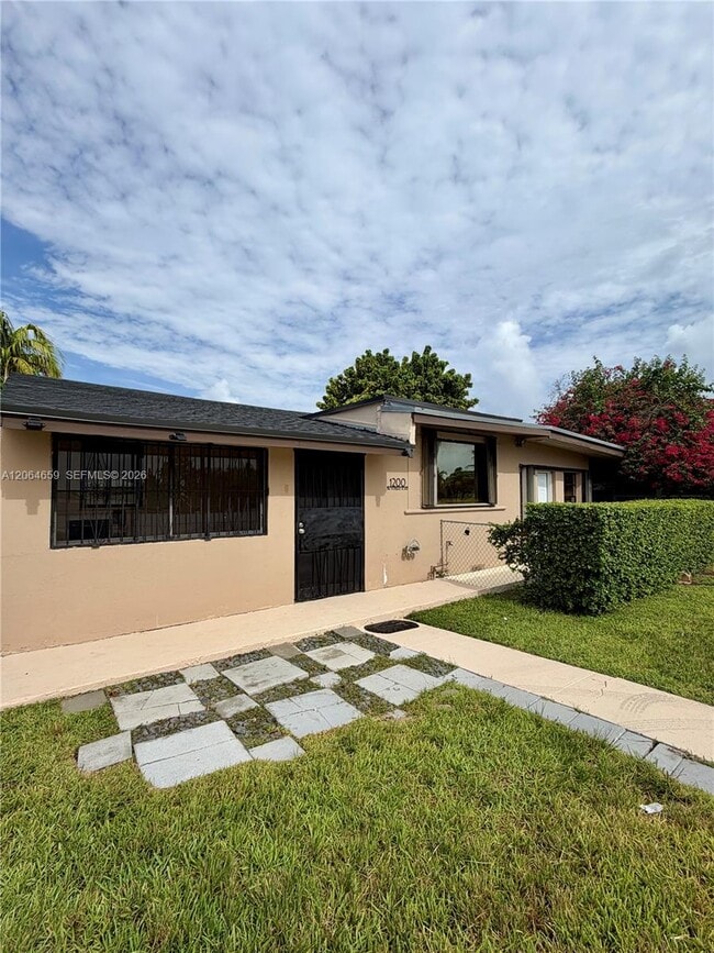 Building Photo - 1200 NW 37th Ave Unit 2