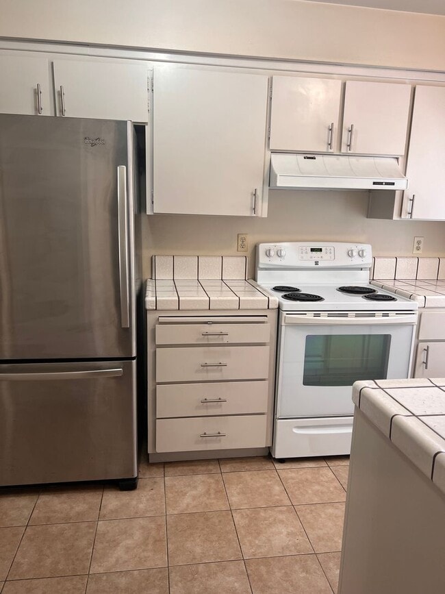 Building Photo - Spacious 2 Bedroom with Attached Garage Cl... Rental