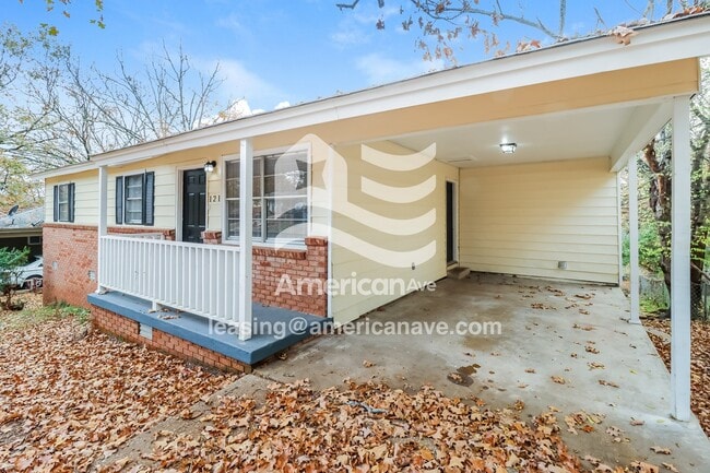 Photo - 121 Lindenhurst Dr