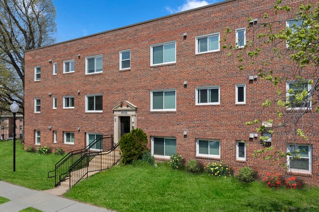 Photo - Hanover Courts