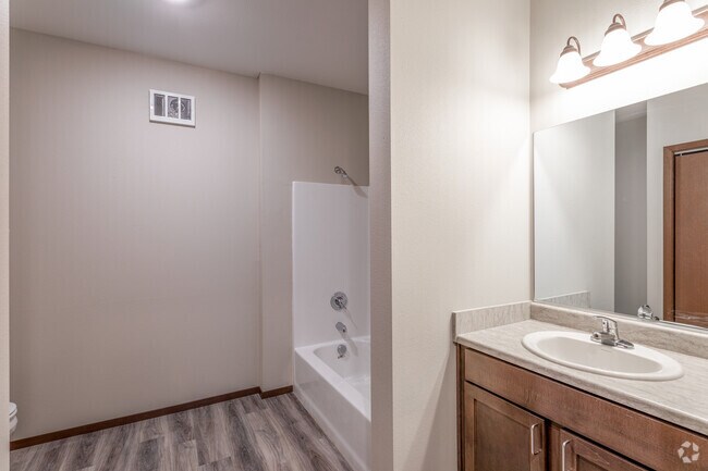 1BR, 1BA - 741 SF - Carnahan Glenn Apartments