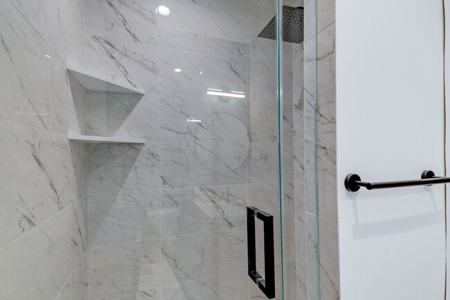 Photo - 950 Havenhurst Dr