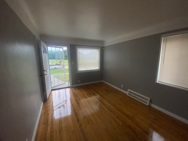 Photo - 7600 Pierson St
