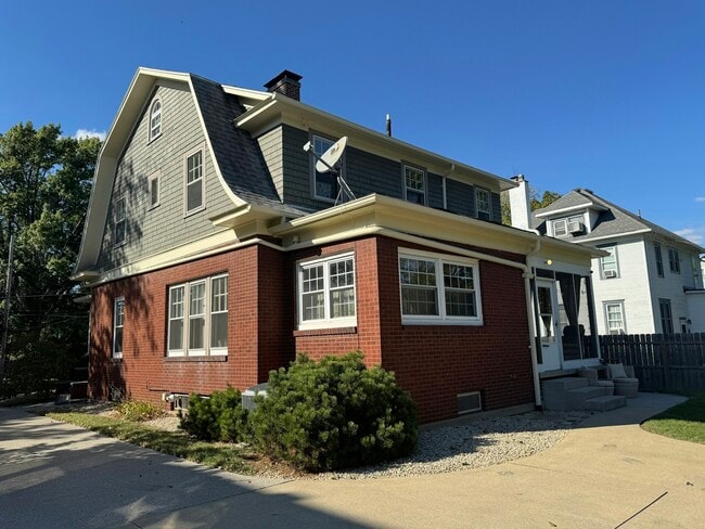 Photo - 808 Castalia St