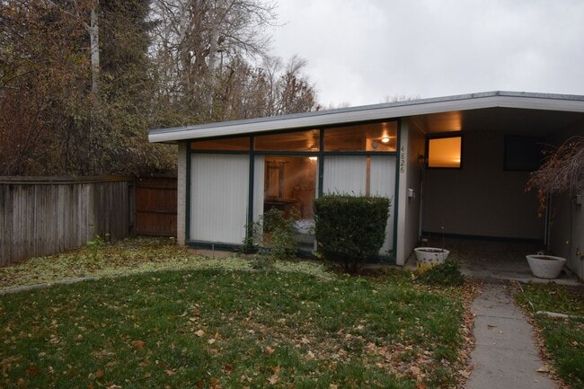 Building Photo - Cozy 2 Bedroom Duplex in Holladay