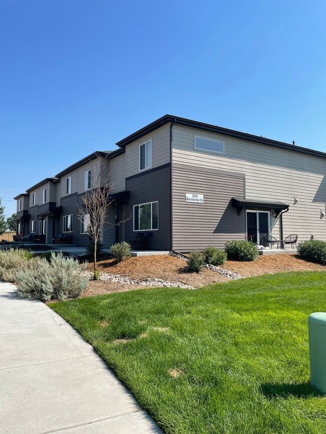 Photo - Available Now - Newer end unit townhome: 3...