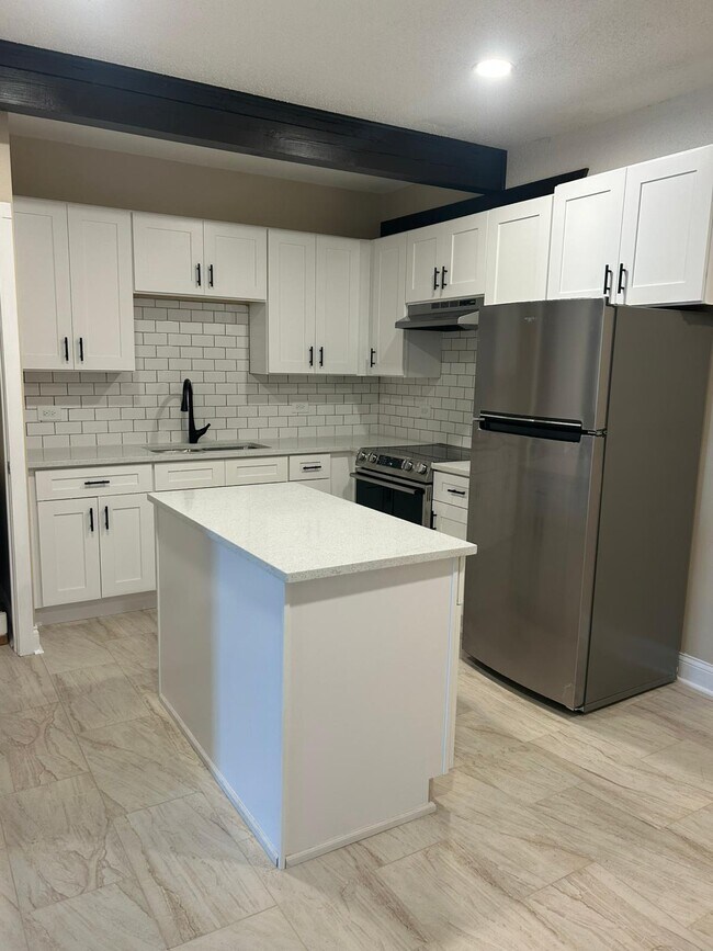 Photo - 10102 Main St