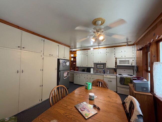 3 bedroom 1 bath Apartment Available June 1st!! Massive bedrooms and a 5 minute walk to campus.