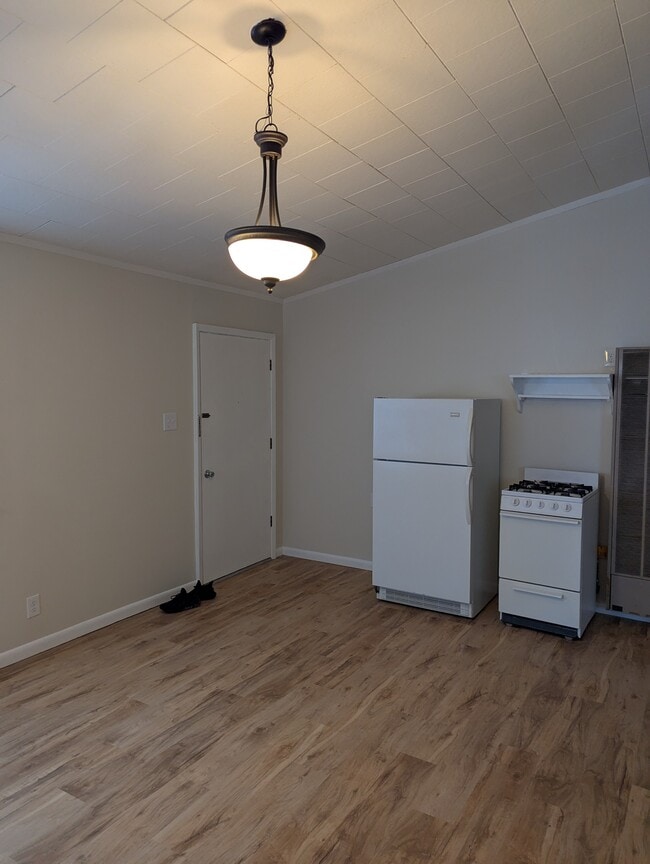 Photo - 635 E Grove Ave