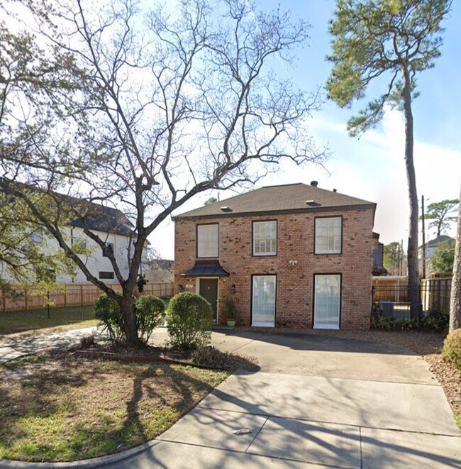 Large home with plenty gated yard and a lot of parking in the back - 1527 Johanna Dr Unit C