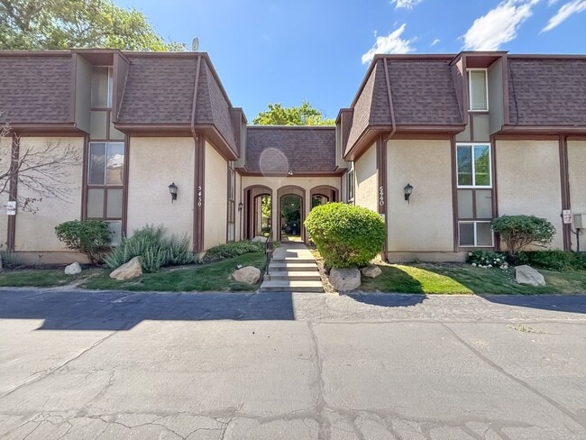 Building Photo - 2 BR/1BA | Newly Renovated Unit | | Fenced Backyard | Covered Carpot Parking